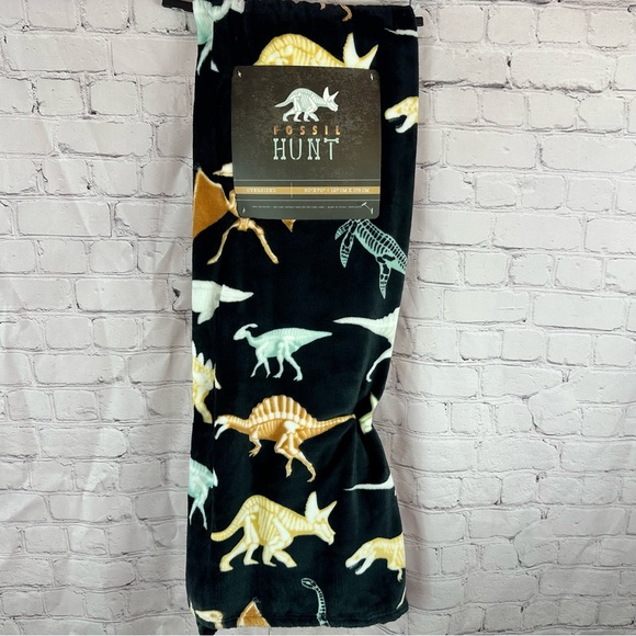 Fossil hunt Other - NWT Fossil Hunt Black and Tan Dinosaur skeleton plush throw Blanket